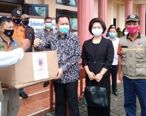 Penyaluran Masker Bantuan BNPB di Tomohon