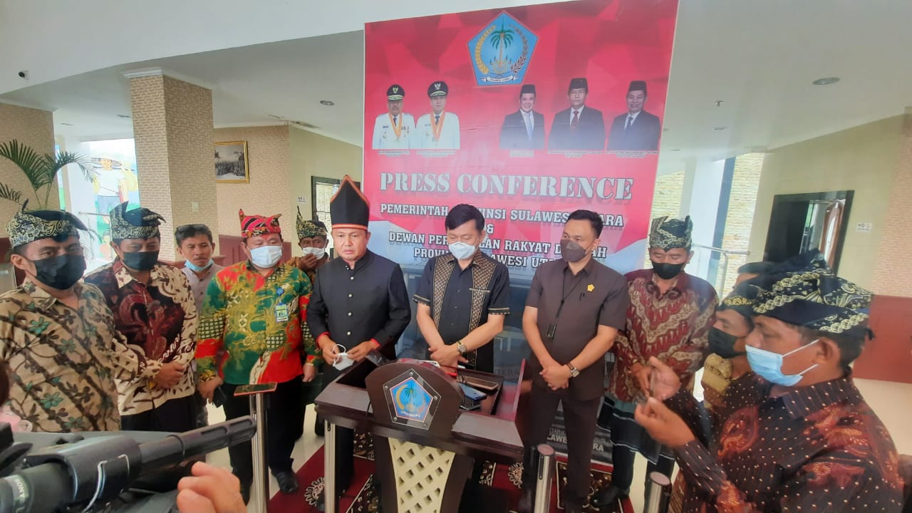 Warga Adat Desa Toruakat