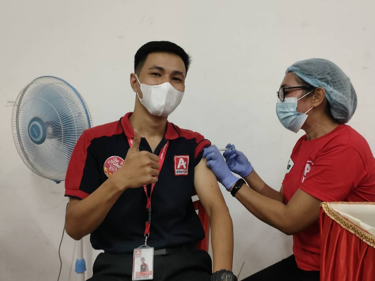 Vaksinasi Karyawan Alfamidi Manado