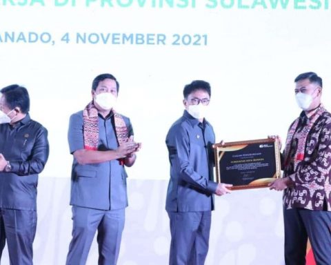 Walikota Manado Andrei Angouw saat menerima piagam penghargaan dari BPJS Ketenagakerjaan. (Foto Kominfo Manado)
