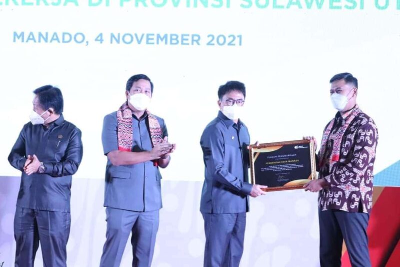 Walikota Manado Andrei Angouw saat menerima piagam penghargaan dari BPJS Ketenagakerjaan. (Foto Kominfo Manado)
