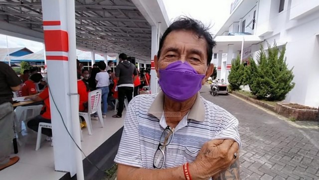 Opa Bitung Vaksinasi Booster