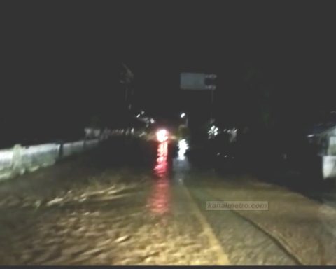 Ruas jalan di Desa Tandengan tergenang air