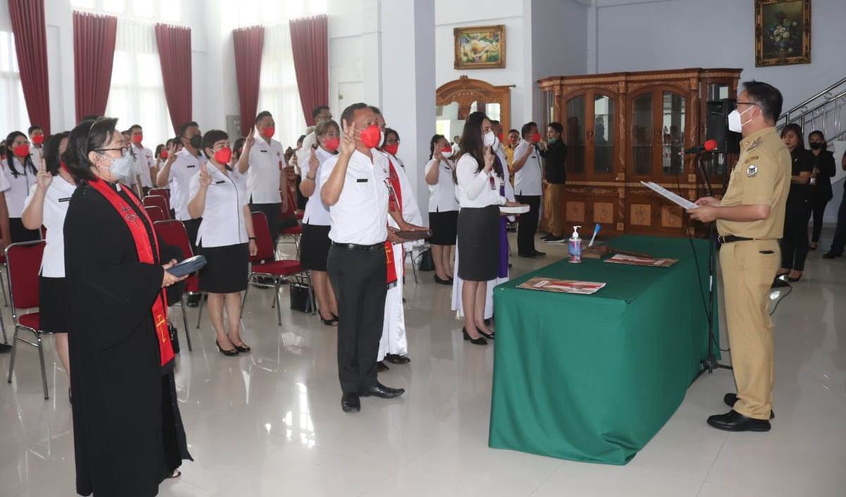 Pelantikan 69 Pejabat Pemkot Tomohon