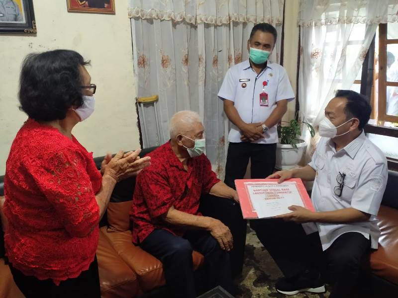 Bansos Lansia Tomohon Disalurkan