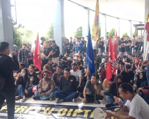 Demonstrasi Mahasiswa DPRD Sulut
