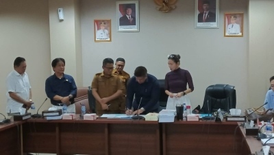 Ketua Pansus RTRW DPRD Sulut menandatangani kesepakatan usai pembahasan