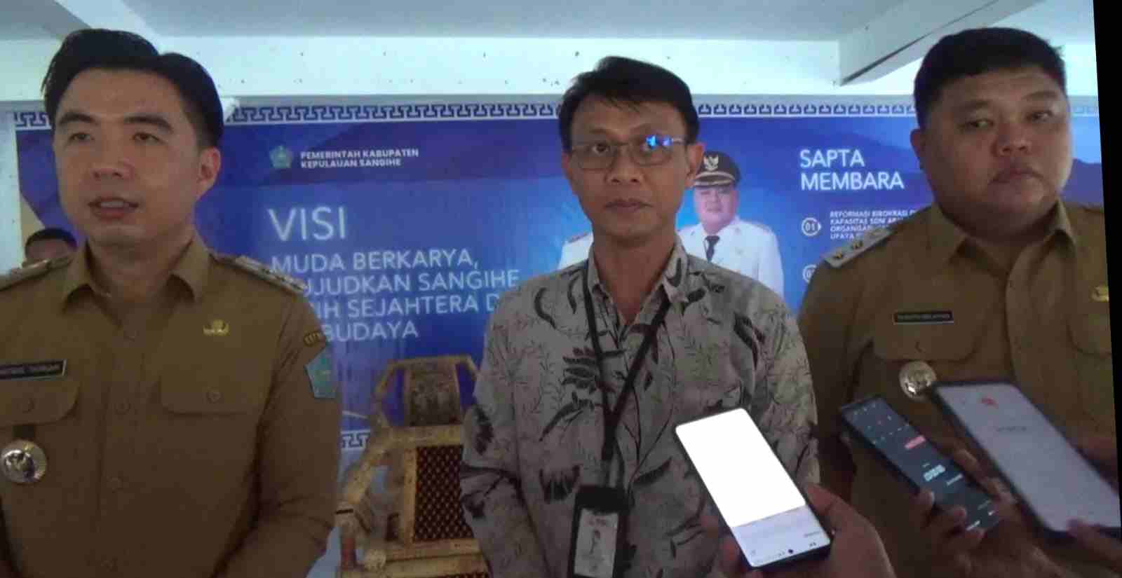 Bupati Sangihe dan Pimcab Bank SulutGo setempat memberikan keterangan pers terkait ada isu dugaan penggelapan pajak Pemkab tahun 2024, Kamis (10/7/2025). foto: zulfais