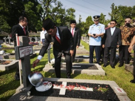 Yulius Selvanus menaburkan bunga ke salah satu makam mantan Gubernur Sulut di TMP Kalibata, Rabu (10/9/2025)