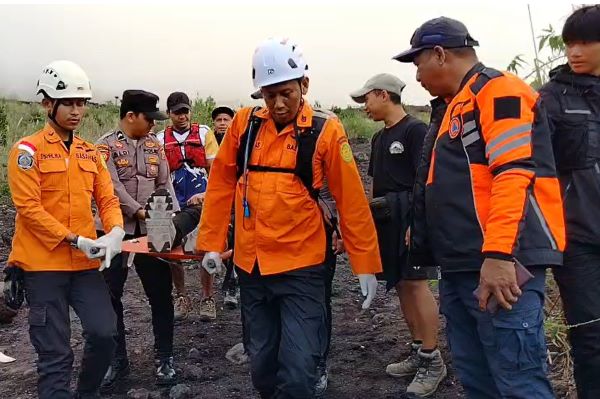 pendaki gunung soputan tergelincir