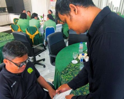 Salah satu personel Kodim 1302/Minahasa menjalani pemeriksaan mata