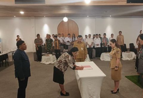 Wabup dan Sekda Minahasa menyaksikan penandatanganan berita acara pengukuhan pengurus FKUB tingkat Kecamatan, Selasa (28/07/2026)