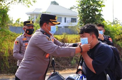 polres tomohon berbagi masker